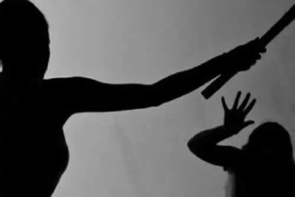 Pegó a su hijo con palo y lo mandó al hospital
