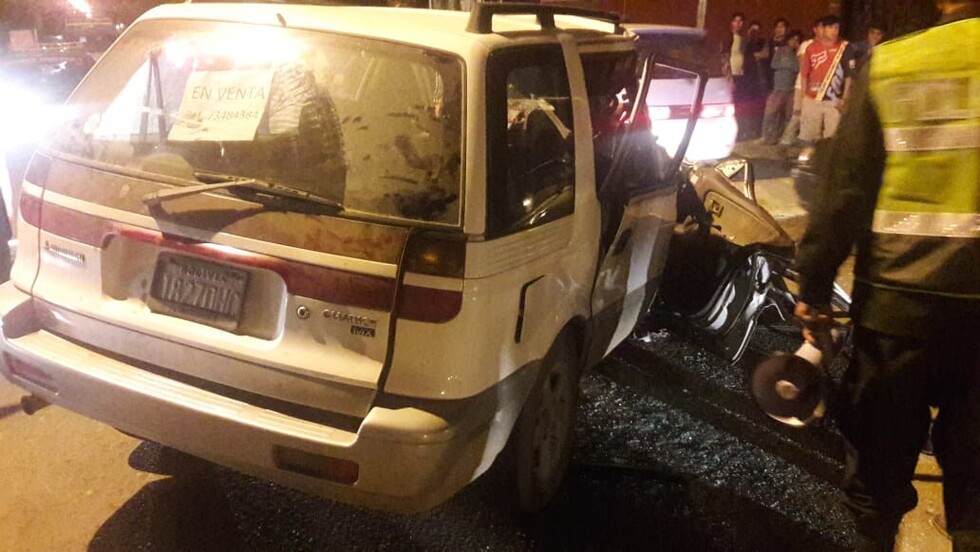 Volqueta colisiona a vagoneta y deja 2 muertos