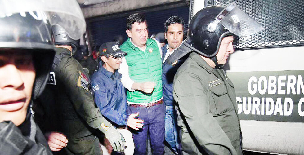 Detienen a Leyes por “sobreprecio” de mochilas chinas