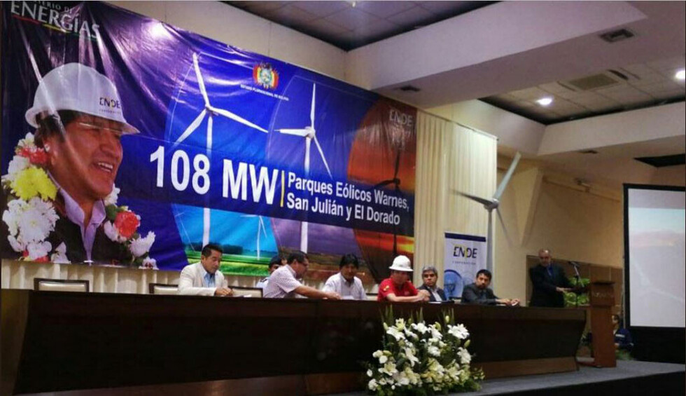Morales firma decreto que garantiza construcción de tres parques eólicos en Santa Cruz 