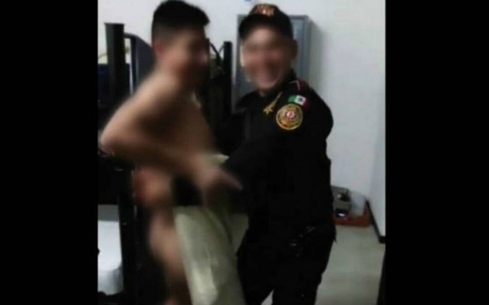 VIDEO: Separan de sus cargos a dos policías mexicanos por grabarse mientras uno bailaba desnudo