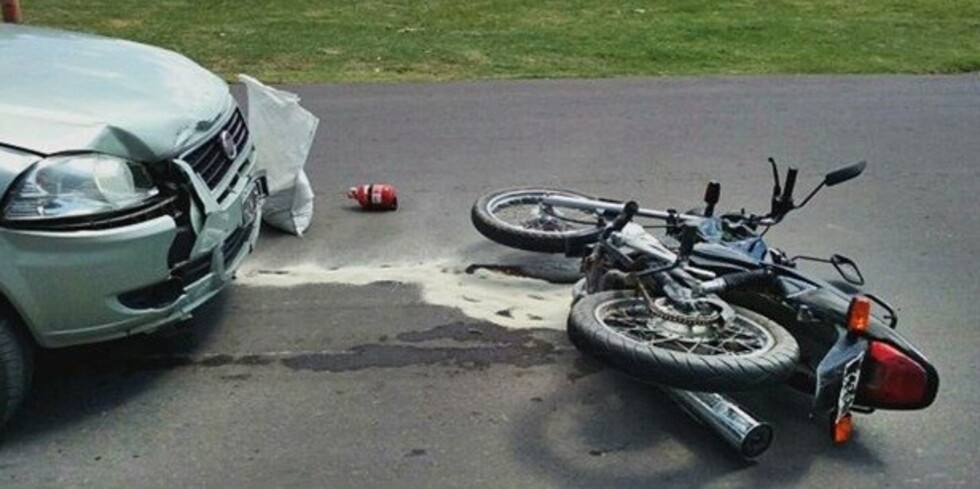 Jóvenes en moto chocaron contra vehículo de un juez