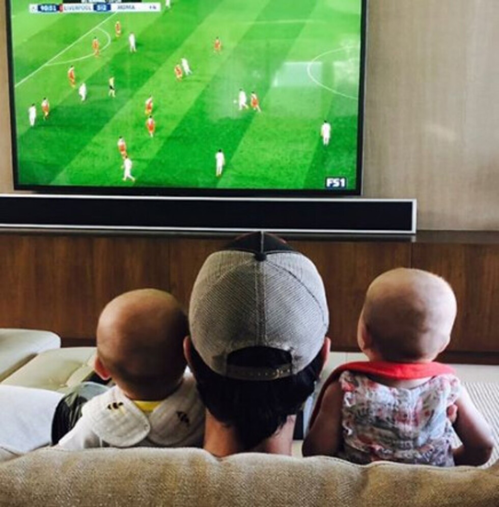 Enrique subió foto con sus dos bebitos juntos