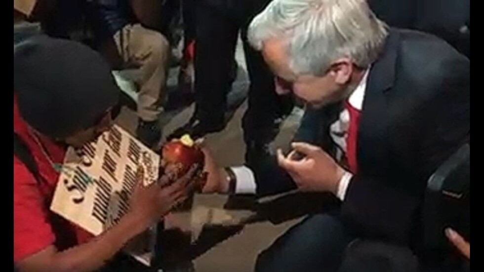 Video del Vicepresidente otorgando una manzana causa polémica en RRSS