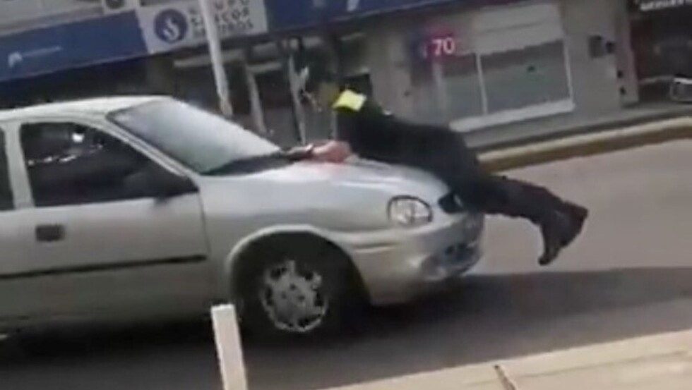 Atropella a peatón y le fractura el peroné