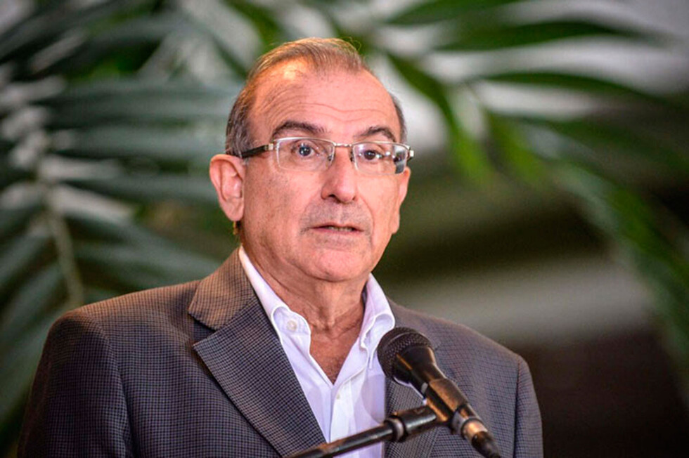 Caso mochilas: dicen que jefe de licitaciones huyó del país