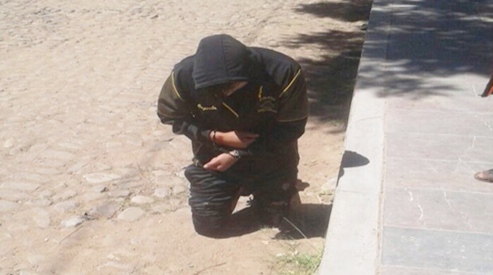 Policía fue obligado a caminar de rodillas y pedir perdón