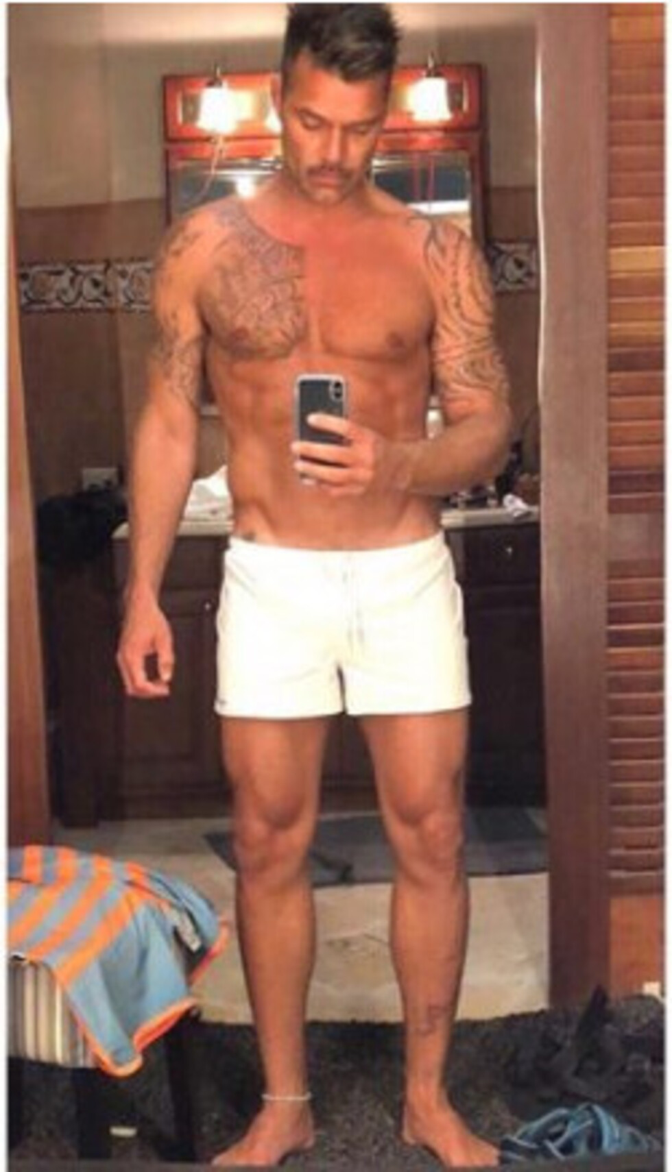 A los 46 años, Ricky presume de su cuerpo