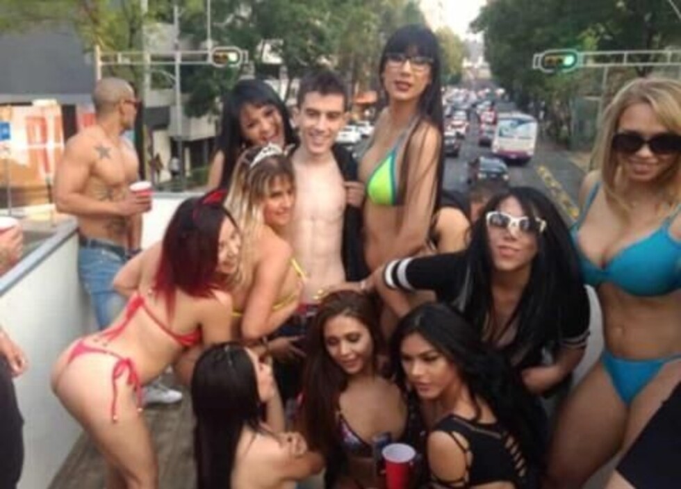 Tiene 23 años y acabó siendo el “Rey del Porno”