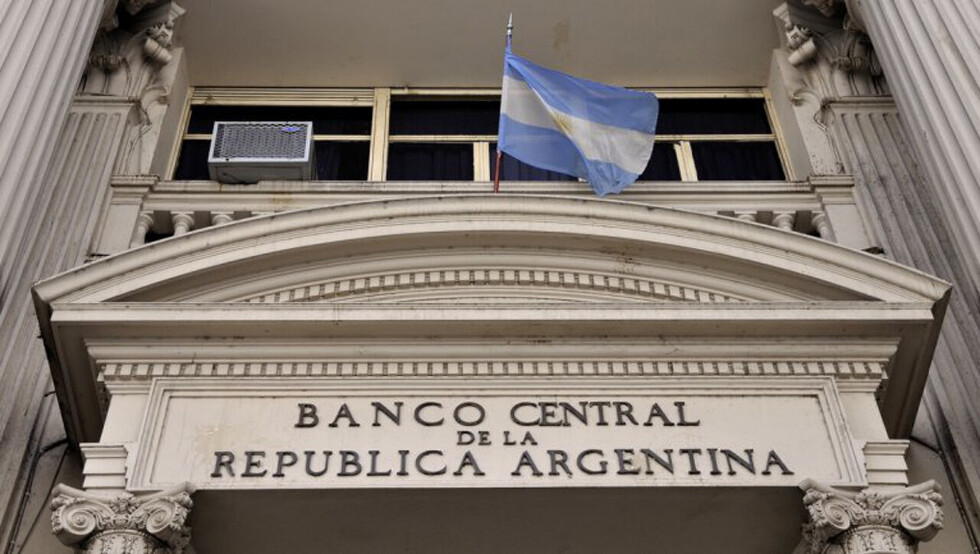 El peso argentino se vuelve a devaluar y cae un 4,61% respecto al dólar