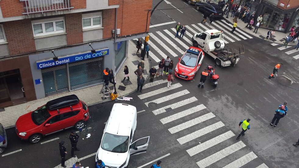 Chofer se subió a acera y atropelló a 2 hermanos