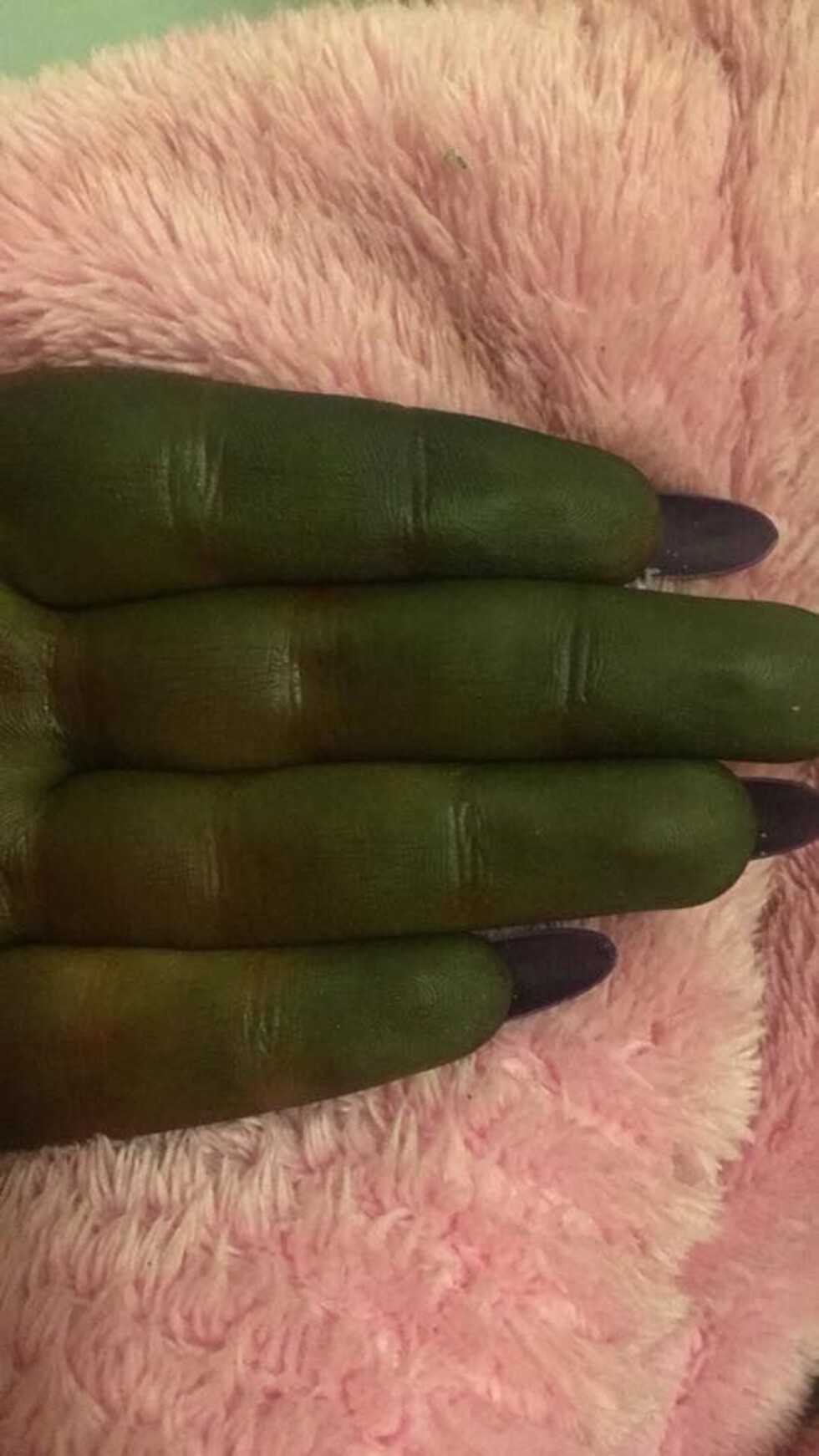 Se puso bronceador y quedó verde como Fiona