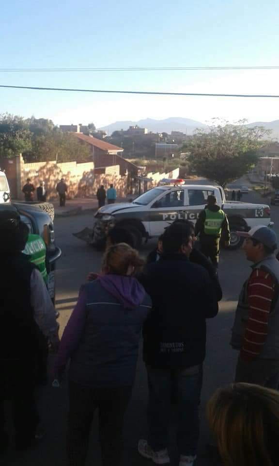 Camioneta policial protagonizó un accidente este martes