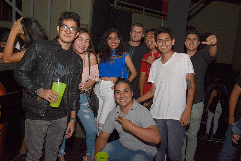 Festejando  con los amigos en Bunker