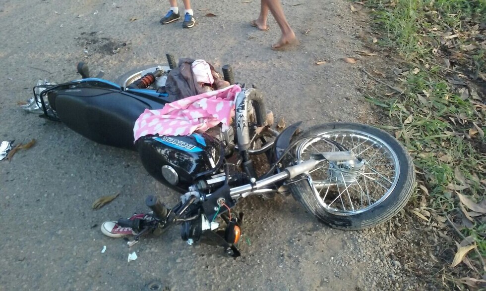 Colisión a una moto deja a una joven con fractura