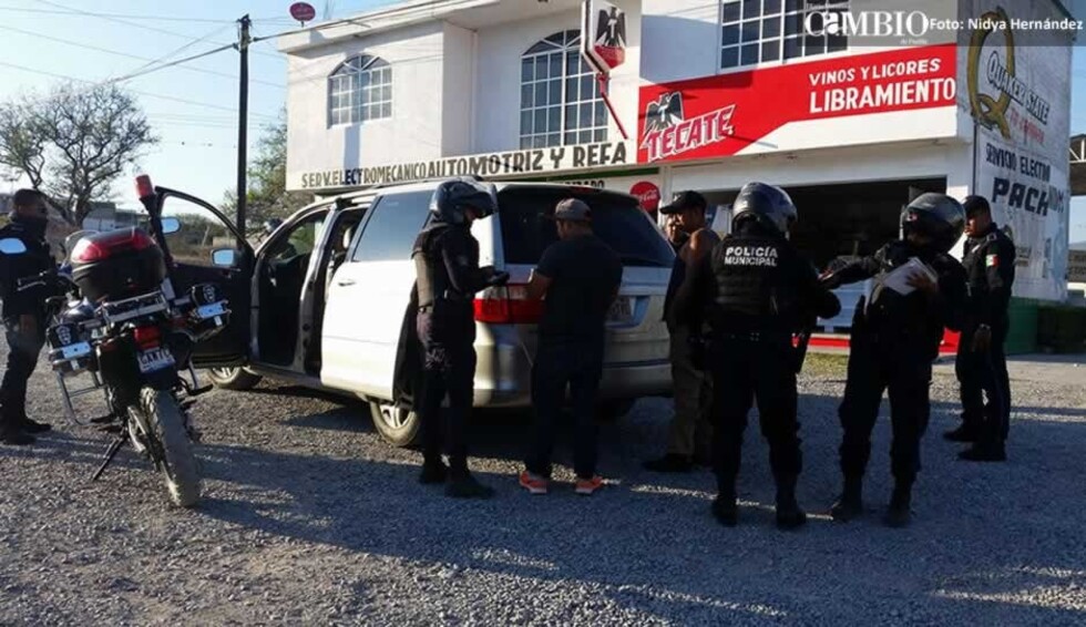 Aprehenden a sujeto por manejar auto clonado