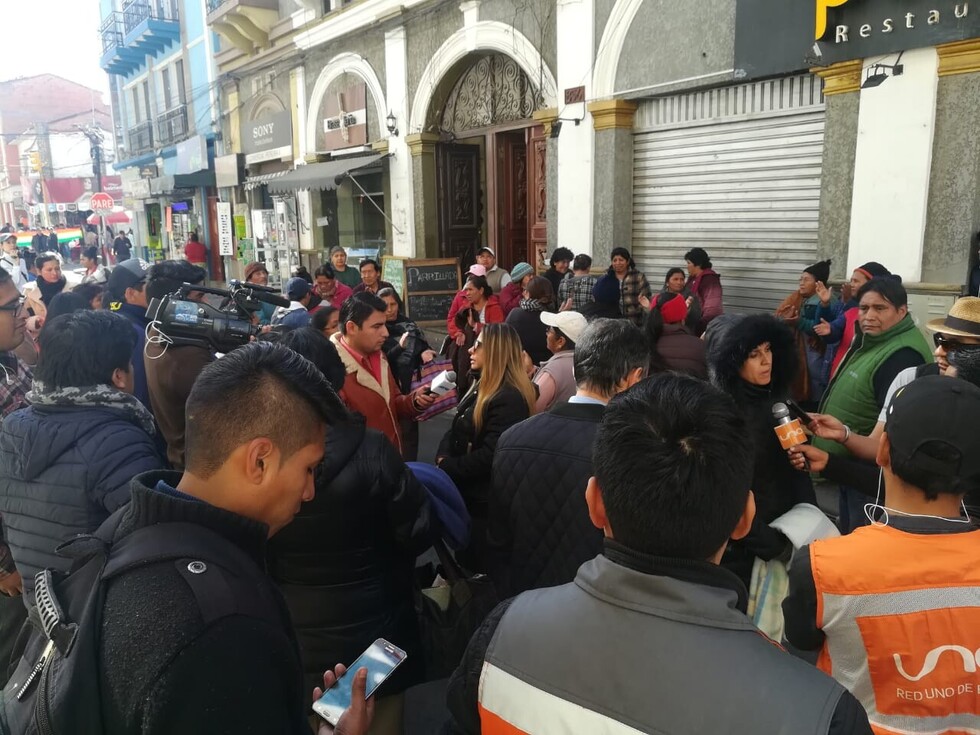 Gremiales protagonizan escándalo en la calle Sucre