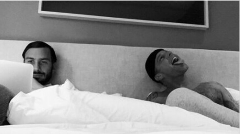 Ricky sube foto en cama con Jwan