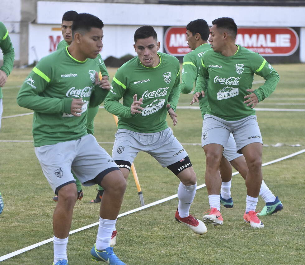 Bolivia entrena sin pausa para los amistosos