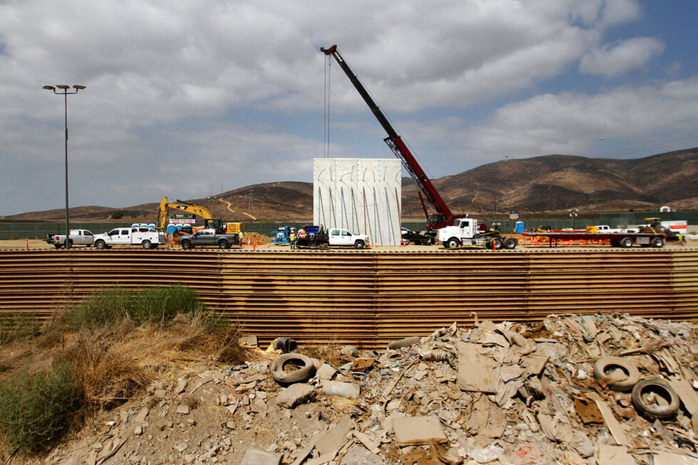 Construyen sección del muro fronterizo en San Diego, EEUU