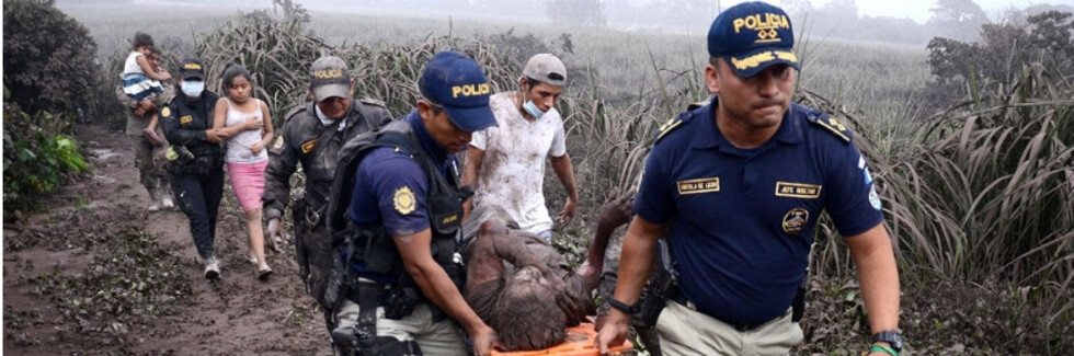 Suben a 62 los muertos por explosión de volcán