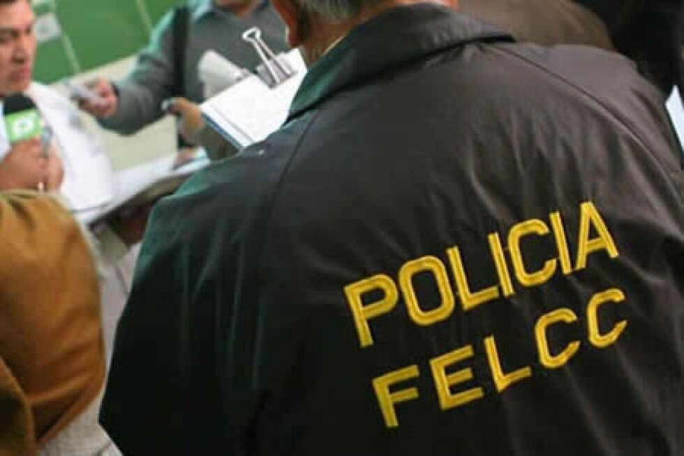 Falso policía roba 17 mil pesos a una mujer