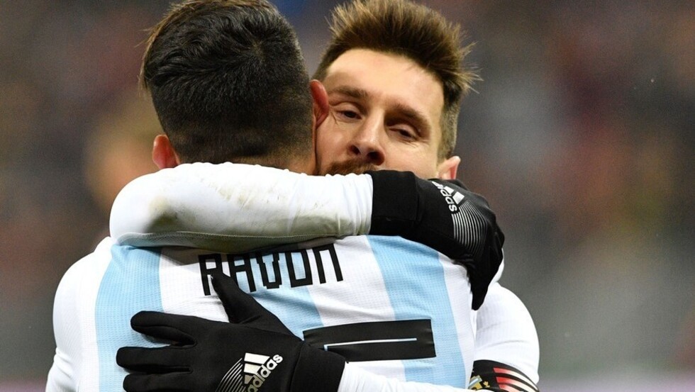 Messi insta al Barcelona a fichar por Pavón