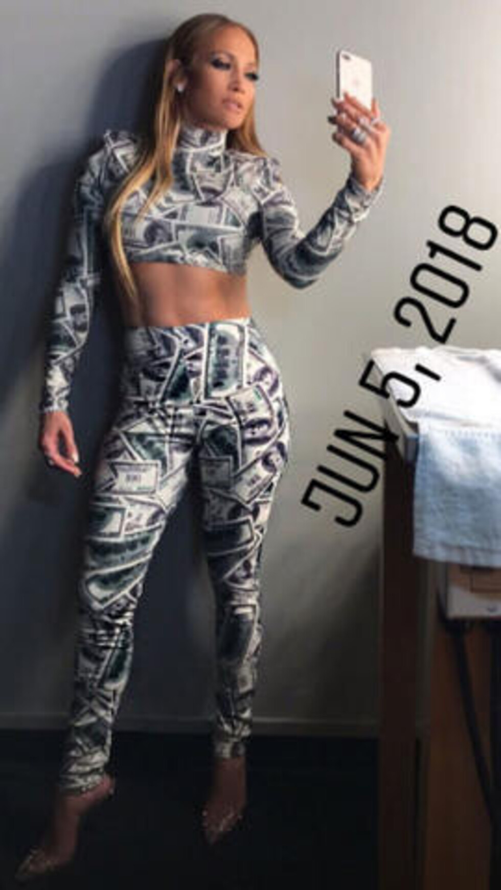 Jennifer Lopez se envolvió  con “Dinero”