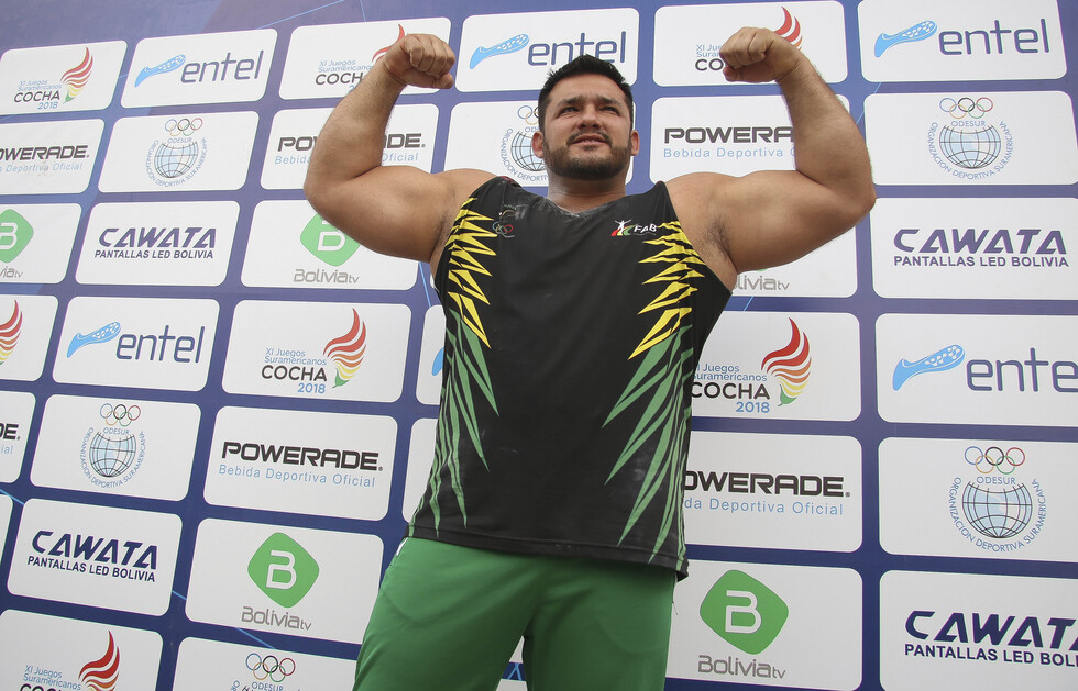 Gonzáles le regala una medalla de  plata a Bolivia