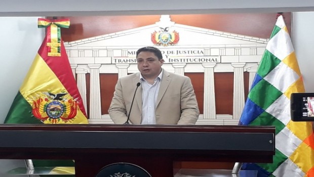 Arce pide sanción a jueces que bebieron en oficina judicial