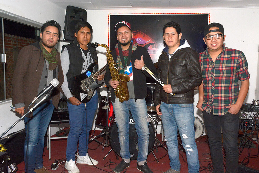 “Los Vinitos” tocan en Hot Rock