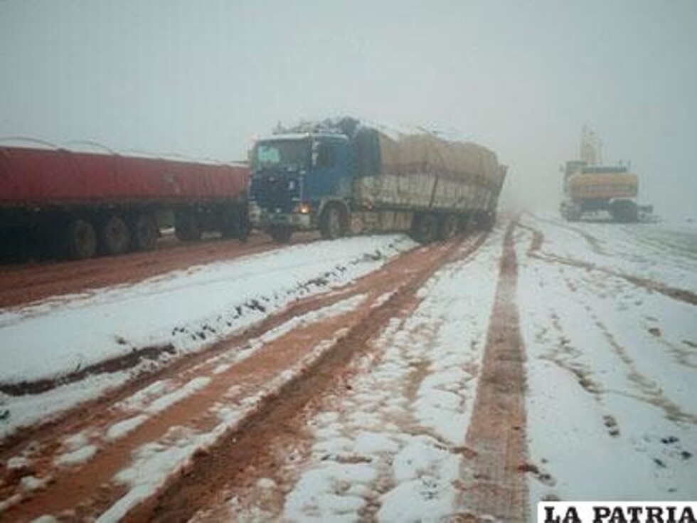 Administradora de carreteras cierra la doble vía Caracollo-Confital por nevada