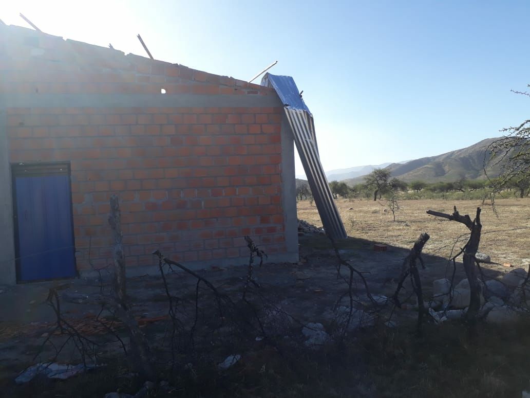 (FOTOS) Techos, tinglados y vidrios rotos de Unidades Educativas a causa de intensos vientos