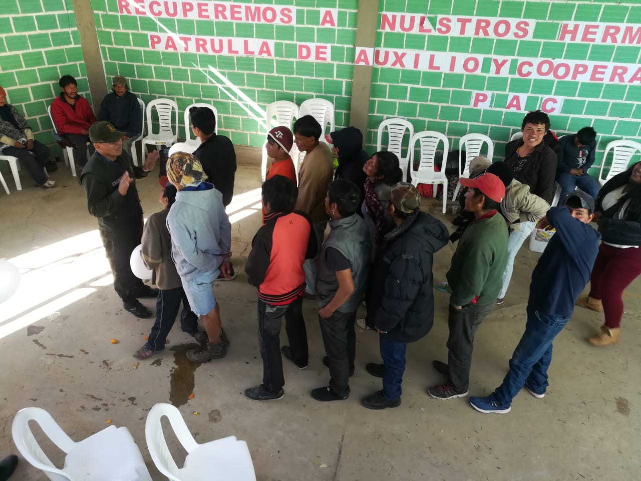 Policía consintió a los indigentes por un día