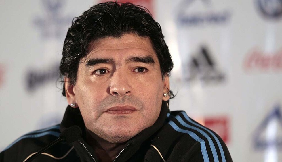 Maradona se dirige a los espectadores rusos antes del partido inaugural