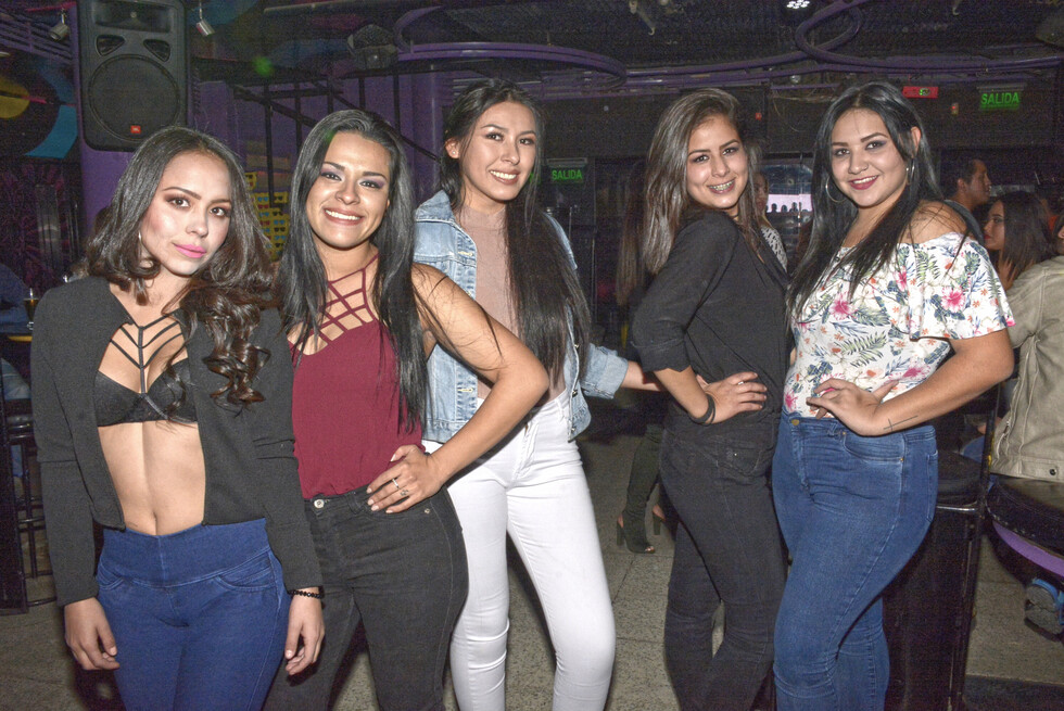 En la disco que siempre   está a full
