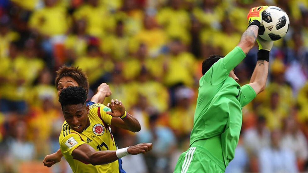 Japón vence a Colombia, que jugó casi todo el partido con uno menos