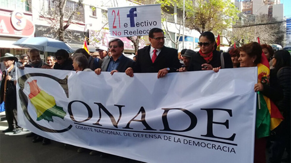 Conade reclama respeto al 21F con un plantón frente al TSE