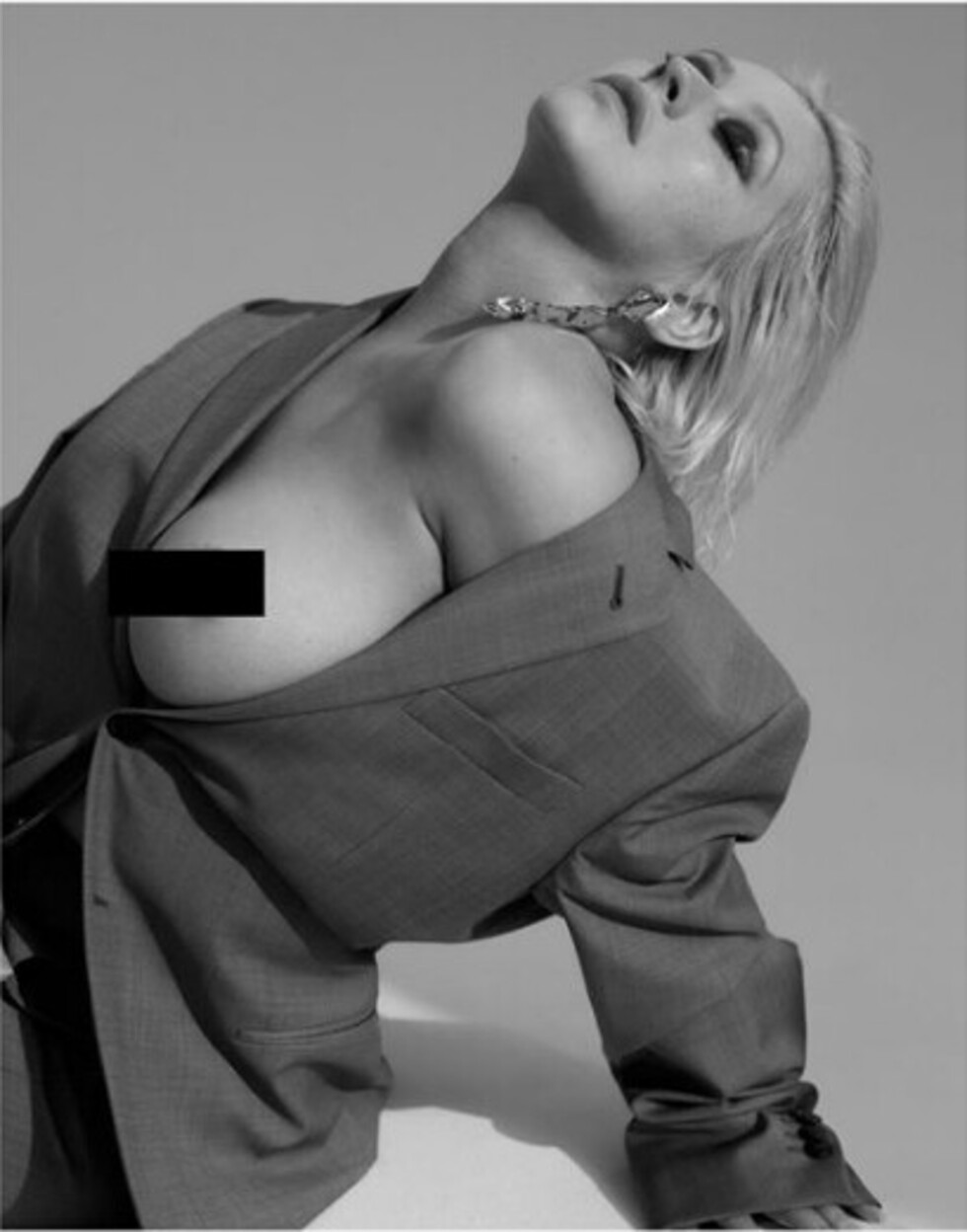 A sus 37 años,  Christina posó sexy y sin bra