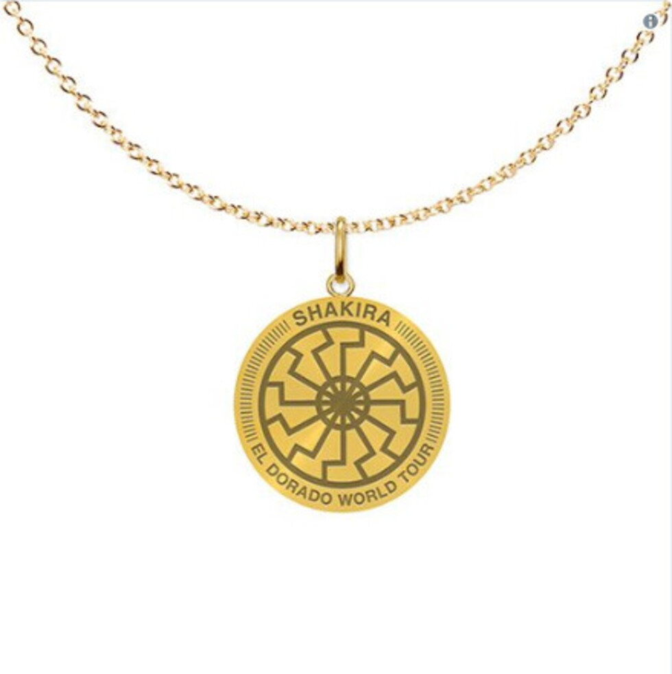 Shakira usó polémico collar nazi en su gira