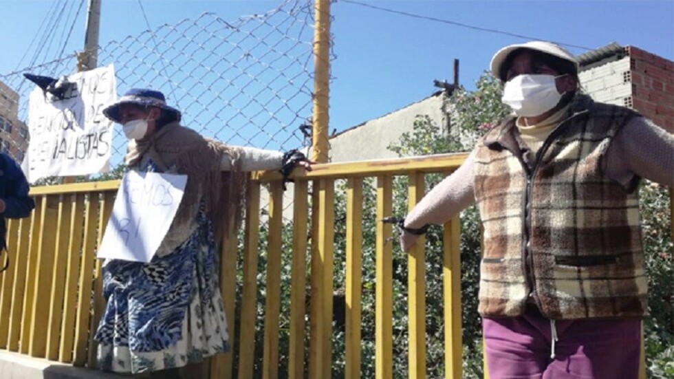 La Paz: Enfermos de cáncer se crucifican; exigen atención