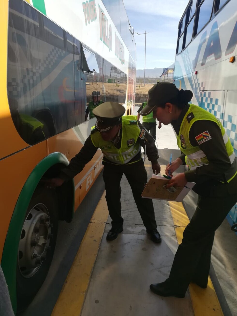 Policía de Tarija inicia control de buses que viajan al interior y exterior del país