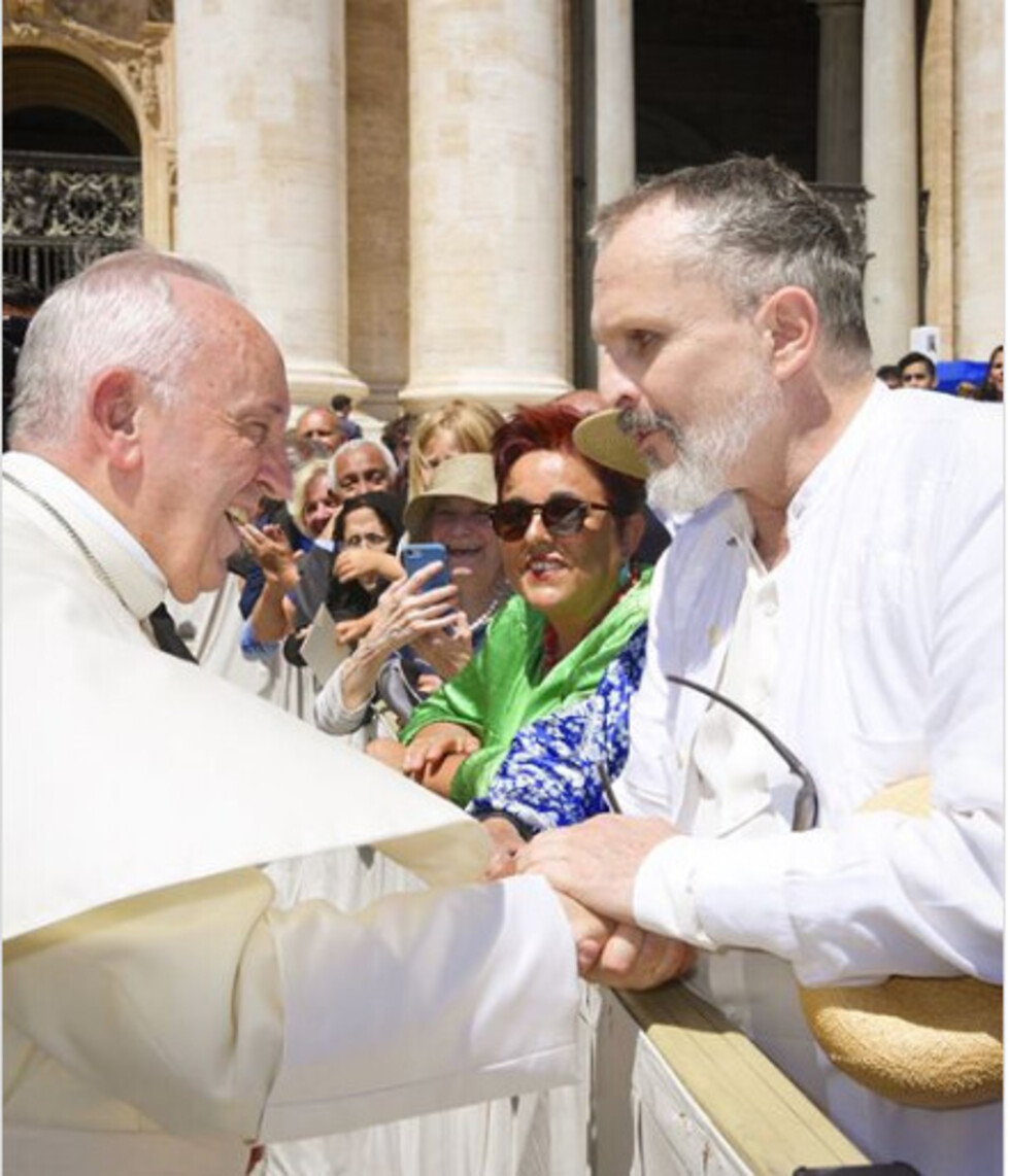 Miguel Bosé  conoció al  Papa en Italia