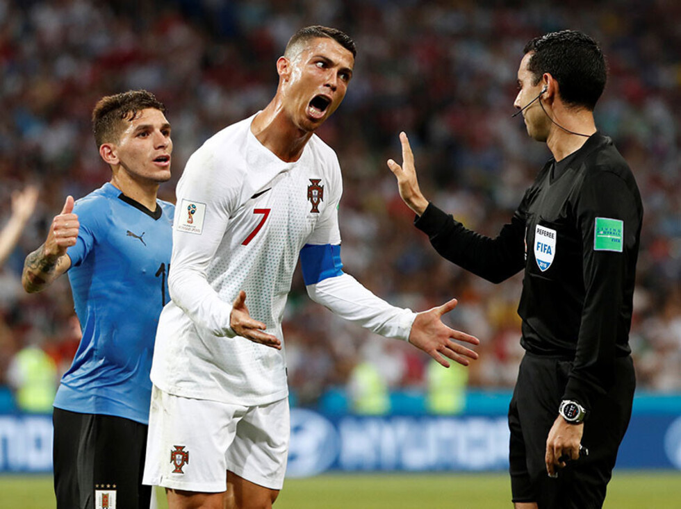 FOTOS: La furia de Ronaldo al encararse con el árbitro en el descuento del Uruguay-Portugal