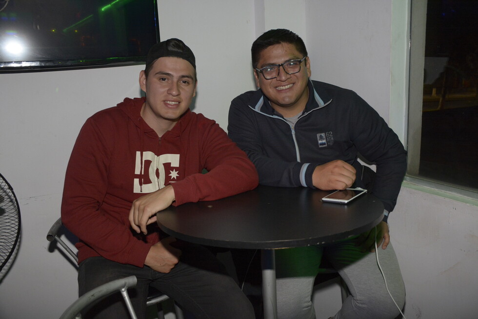 Junte con los  amigos en Hot Rock