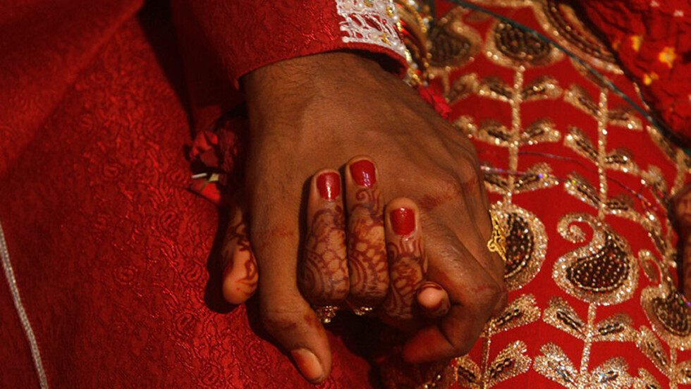Un hombre de 41 años se casó con una niña de 11