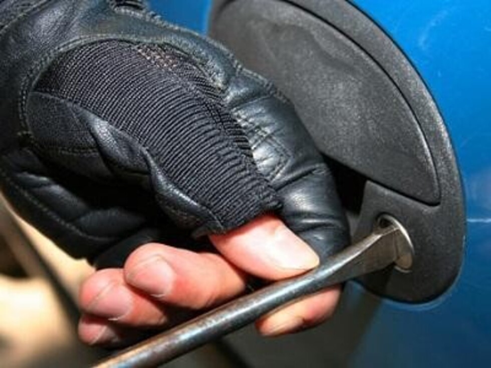 Persecución y balacera por camioneta robada