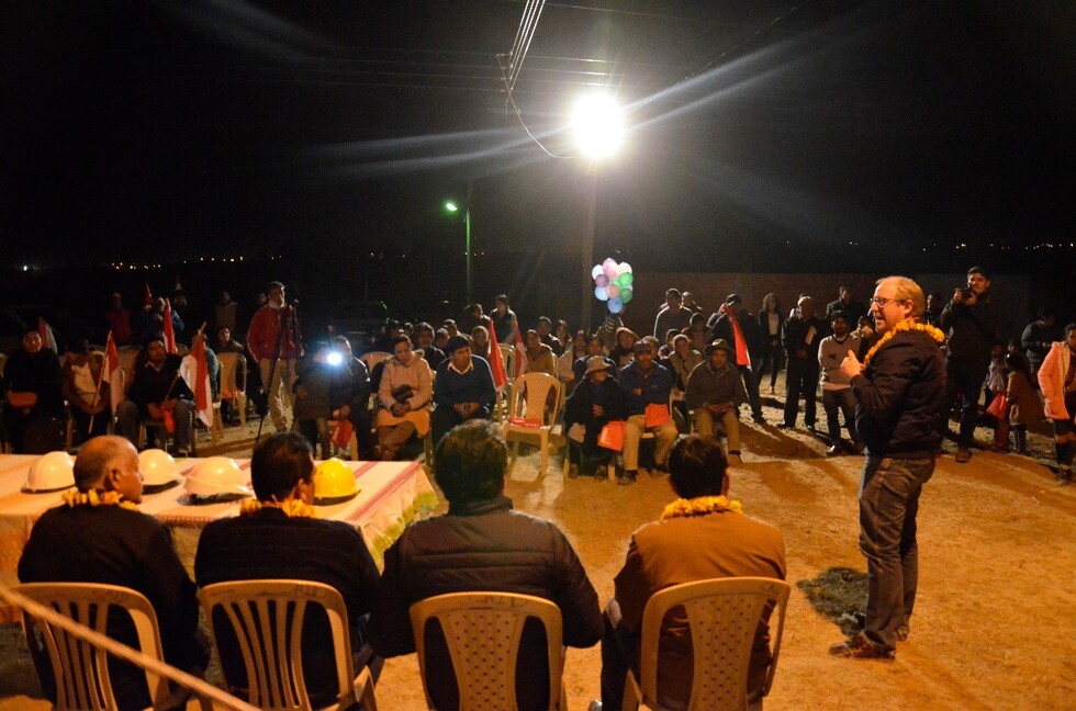 Después de 10 años sin luz, Oliva entrega tendido eléctrico en el barrio Monte Rey