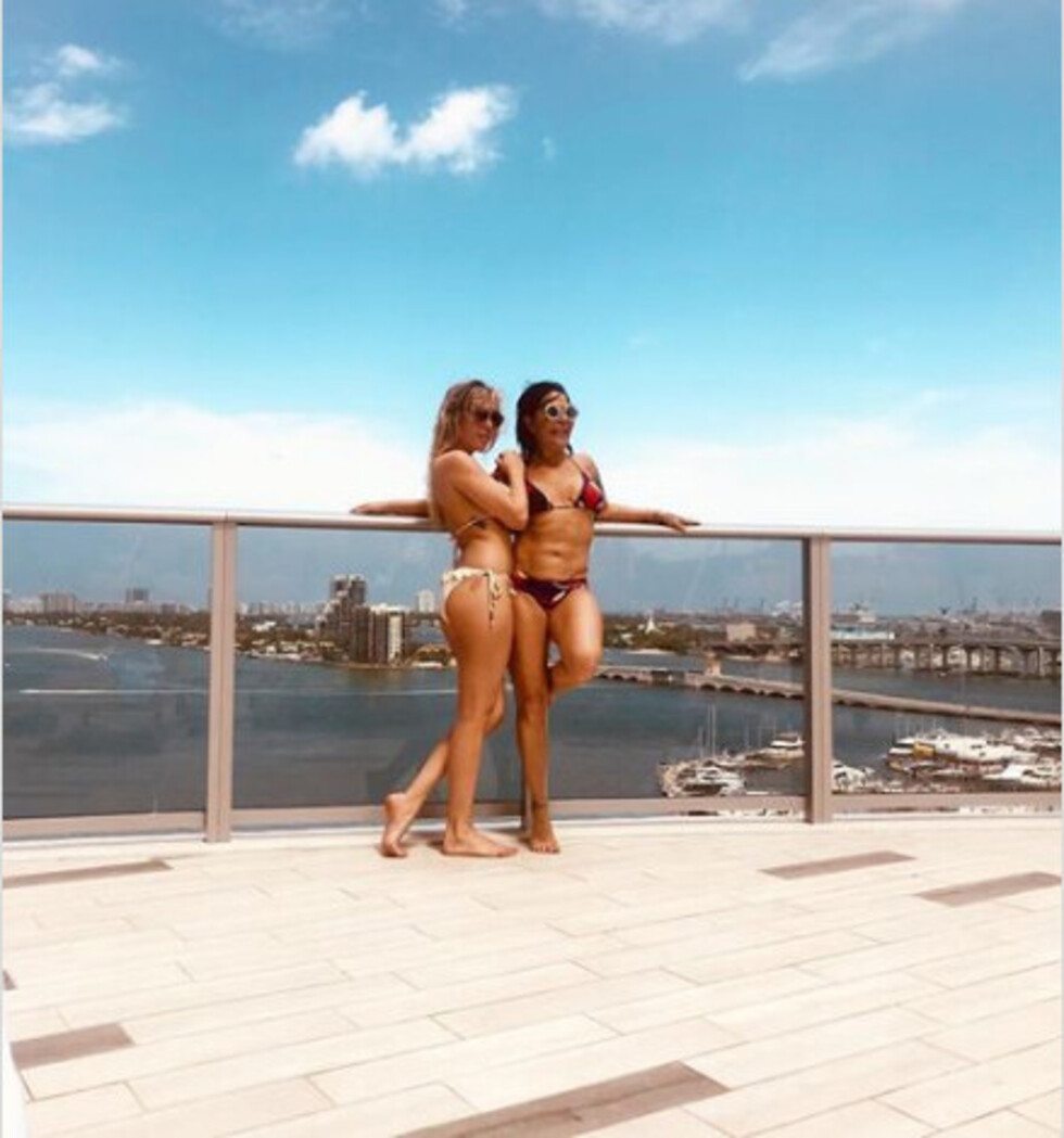 A sus 50 años  Alejandra lució  un sexy bikini