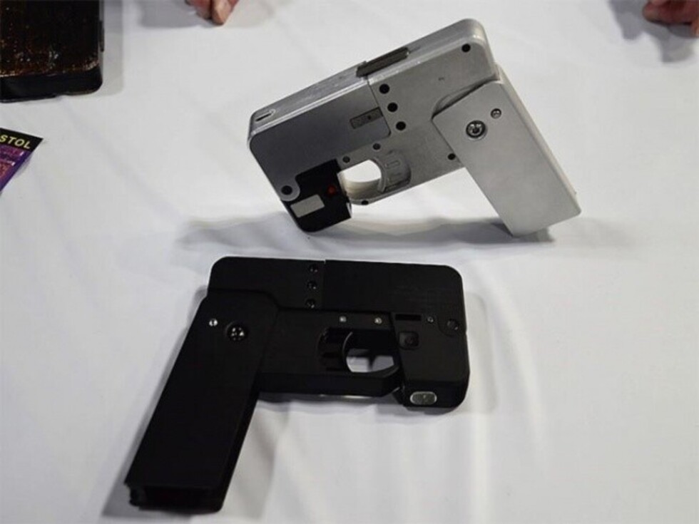 Entregan los primeros celular-pistola a clientes